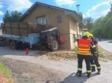 Řidič traktoru naboural na Semilsku do rodinného domu